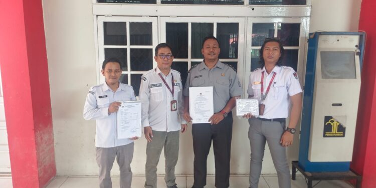 FOTO: IST/MATAKALTENG- Pihak Lapas Sampit menerima Formulir C dari pihak KPU Kotim untuk Pilkada 2024.