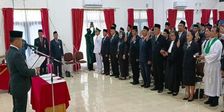 Foto: MATAKALTENG- Sejumlah ASN Barsel saat dilantik Oleh Pj. Bupati Deddy Winarwan guna memegang suatu jabatan di lingkup Pemkab Barsel.