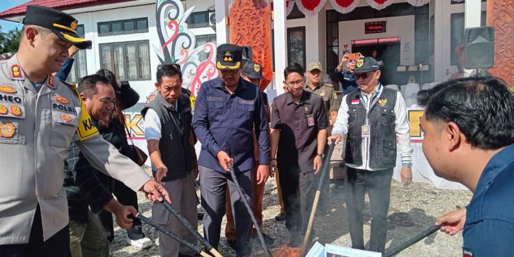 FOTO : KPU GUMAS/MATA KALTENG - Ketua KPU Kabupaten Gumas Elfrinst G Tumon bersama Ketua Tim Desk Pilkada Richard, Kapolres AKBP Theodorus Priyo Santosa, Kajari Sugito, Pabung Kodim 1016/Plk Letkol Inf Maksun Abadi, dan Komisioner Bawaslu Sukjani, saat memusnahkan kelebihan surat suara dengan cara dibakar, di halaman kantor KPU setempat, Selasa, 26 November 2024.