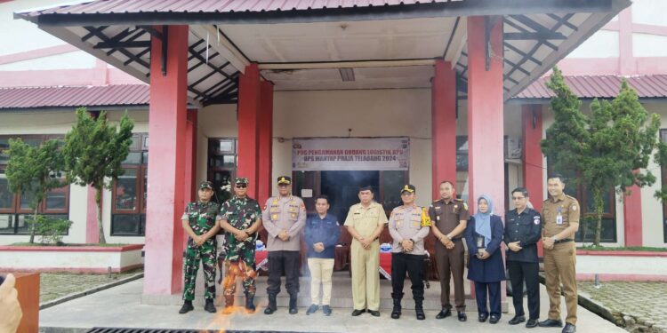 FOTO: AGUS/MATAKALTENG- Ketua KPU dengan Forkopimda Kotim, usai memusnahkan surat suara yang kelebihan maupun rusak. Selasa, 26 November 2024.