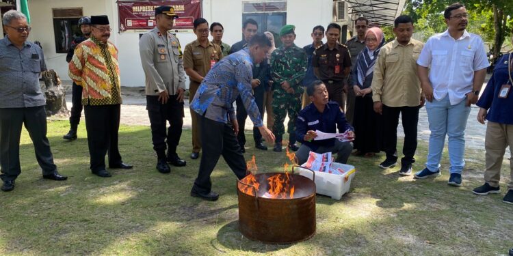 Foto : AKH/MATAKALTENG - Pemusnahan Surat Suara yang Rusak dan Kelebihan.