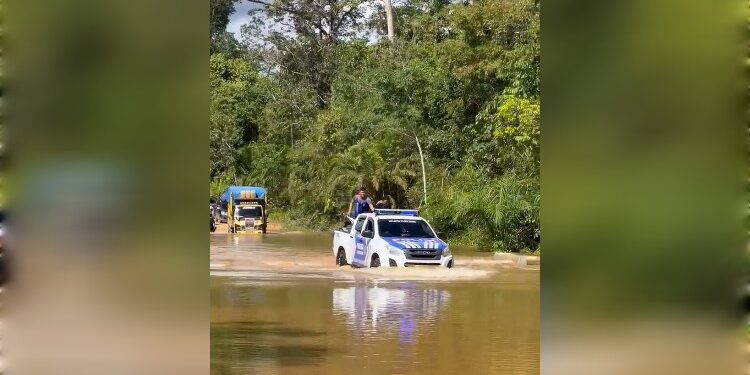 FOTO: MATAKALTENG - Personel Polda Kalteng pada saat menerjang banjir pada pengawalan logistik Pilkada.