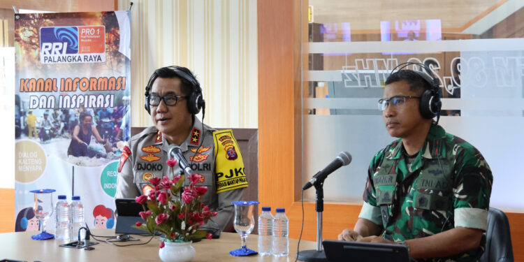 FOTO: MATAKALTENG - Kapolda Kalteng, Irjen Pol Djoko Poerwanto, bersama Danrem 102/Pjg, Brigjen TNI Iwan Rosandriyanto, saat menjadi narasumber dialog di RRI Palangka Raya.