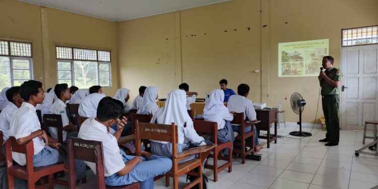 Foto: IST/MATA KALTENG - Edukasi siswa dan guru SMK Ambarwati oleh BKSDA Sampit.