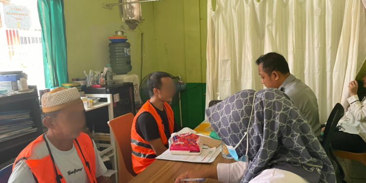 FOTO: IST/MATAKALTENG - Terlihat WBP saat menjalani pemeriksaan kesehatan di Lapas Sampit.