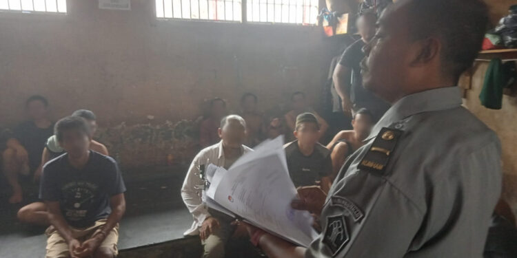 FOTO; IST/MATAKALTENG- Pembagian DPT terhadap warga binaan Lapas Sampit.