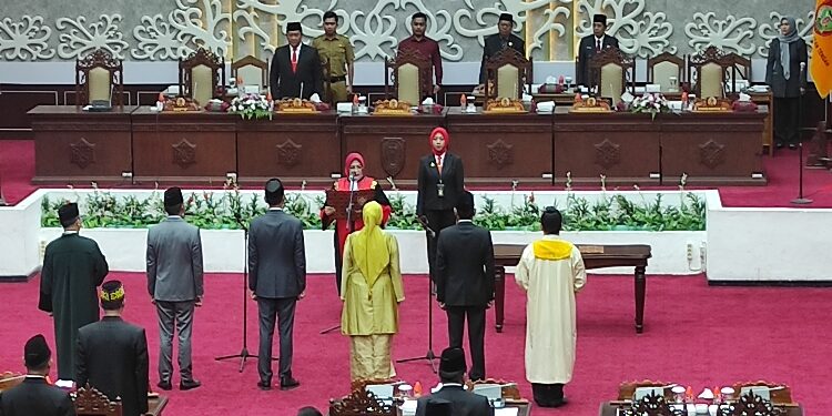 FOTO: IST/MATAKALTENG - Pengucapan sumpah atau janji pimpinan DPRD Kalteng pada masa jabatan 2024-2029 di Ruangan Rapat Paripurna DPRD setempat.