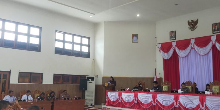FOTO : DPRD GUMAS/MATA KALTENG - Juru Bicara Banggar DPRD Kabupaten Gumas Rayaniatie Djangkan ketika menyampaikan rekomendasi banggar kepada pemkab, Senin, 25 November 2024.