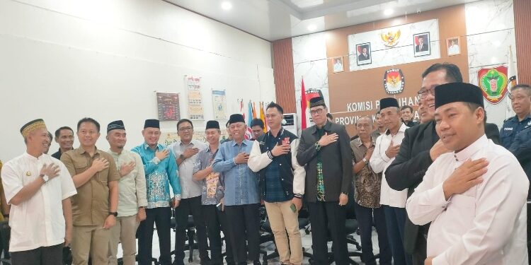 FOTO: IST/MATAKALTENG - Kegiatan doa bersama untuk kelancaran, kesuksesan dan keamanan pelaksanaan Pilkads serentak tahun 2024 di Aula RPP KPU Kalteng, Selasa 26 November 2024.