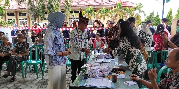 FOTO: IST/MATAKALTENG - Agustiar Sabran, bersama keluarga turut berpartisipasi aktif pada Pilakda Serentak 2024.