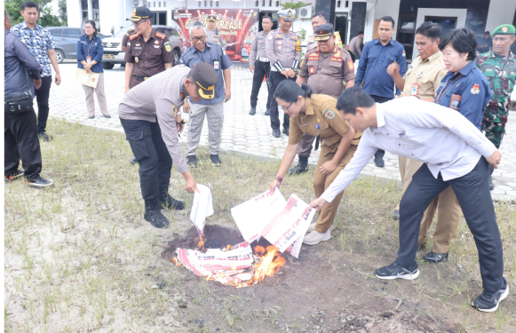 FOTO : MATAKALTENG - Suasana saat pemusnahan surat suara rusak dan yang kelebihan, dihalaman KPU Katingan.