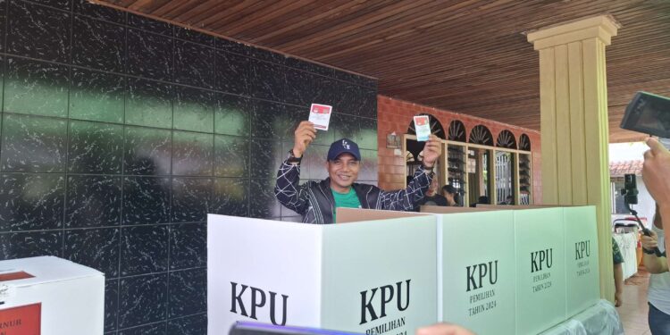 Foto: DIAN/MATA KALTENG - Calon wakil Gubernur Kalteng Supian Hadi saat mencoblos di TPS 09, Kelurahan MB Hilir, Kecamatan MB Ketapang, Kotim, 27 November 2024.
