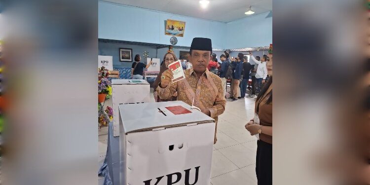 Foto: MATAKALTENG - Abdul Razak saat menyalurkan hak pilihnya di TPS 06 Jalan Galaxi, Kelurahan Menteng, Kecamatan Jekan Raya, Palangka Raya.