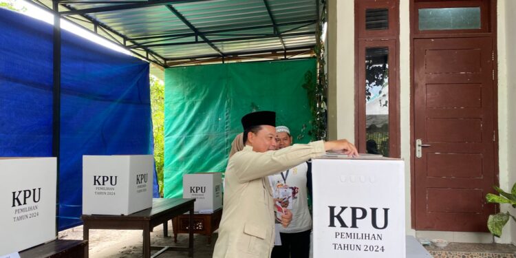 Foto : AKH/MATA KALTENG - Pj Bupati Sukamara Rendy Lesmana saat mencoblos pada pilkada serentak 2024.