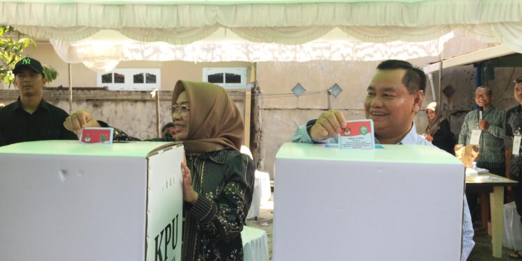 Foto: DIAN/MATA KALTENG - Bupati Kotim Halikinnor bersama istri saat mencoblos dalam Pilkada 2024, 27 November 2024.