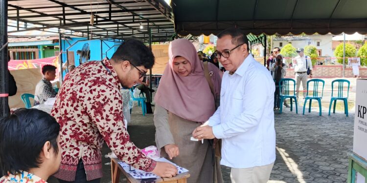Foto: DIAN/MATA KALTENG - Calon Bupati Kotim Sanidin saat mencoblos di TPS 05, Baamang Barat, Kotim, 27 November 2024.
