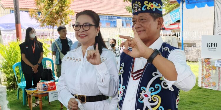FOTO: MATAKALTENG - Willy M. Yoseph bersama istri, saat menggunakan hak pilihnya di TPS 022, jalan Pangrango, Rabu (27/11/2024)
