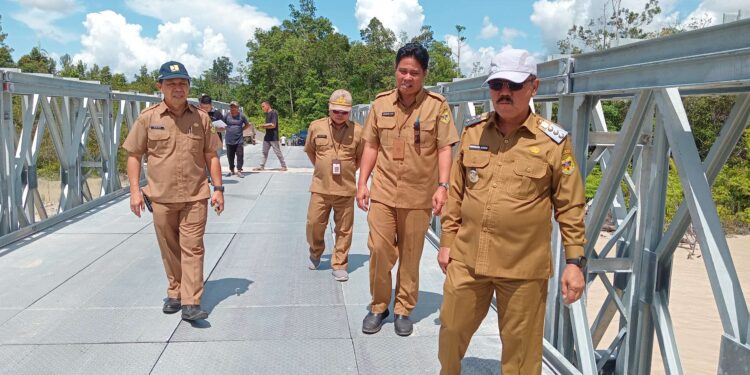 FOTO : DISKOMINFO SANTIK/MATA KALTENG - Pj Bupati Gumas Herson B Aden bersama Asisten III Letus Guntur, Kepala Dinas Pekerjaan Umum Baryen, serta Sekretaris Dinas Pekerjaan Umum Bambang Jaya, ketika meninjau jembatan Sei Rawi dan Sei Miwan, Selasa, 26 November 2024.