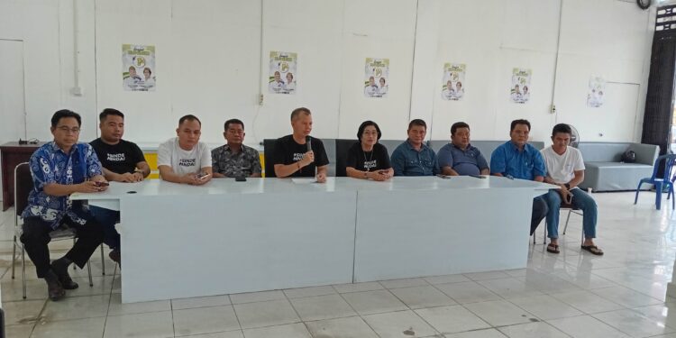 FOTO : SID/MATA KALTENG - Paslon Bupati dan Wakil Bupati Gumas nomor urut 1 Jaya Samaya Monong-Efrensia LP Umbing bersama tim pemenangan, melakukan konferensi pers terkait hasil perhitungan suara pilkada, Kamis, 28 November 2024.