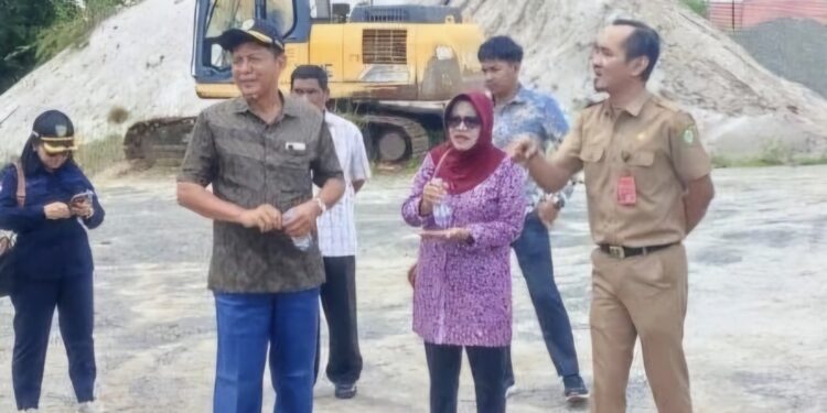 FOTO: IST/MATA KALTENG - Ketua Fraksi Nasdem Suprianto (batik hitam) saat melakukan pengecekkan usulan pengadaan barang oleh Dinas PUPR setempat belum lama ini.