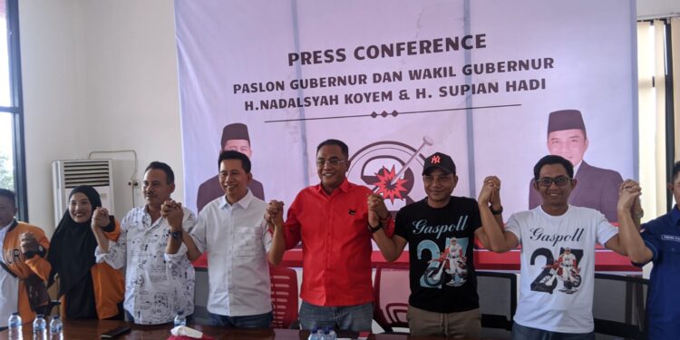 FOTO: MATAKALTENG - Jumpa pers Paslon Gubernur dan Wakil Gubernur Kalteng nomor 2 Nadalsyah Koyem dan SHD bersama Ketua Tim Pemenangan Sigit Karyawan Yunianto dan Sekretaris Awaluddin Noor dan partai pengusung, di Kantor DPD PDI-P Kalteng.