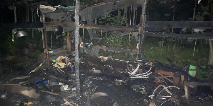 FOTO: AGUS/MATAKALTENG - Kondisi rumah Edo yang terbakar diduga akibat korsleting listrik, Jumat 29 November 2024 malam.