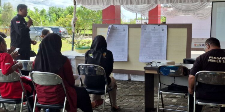 Foto: DIAN/MATA KALTENG - Pleno hasil Pilkada di tingkat Kecamatan MB Ketapang, 29 November 2024.