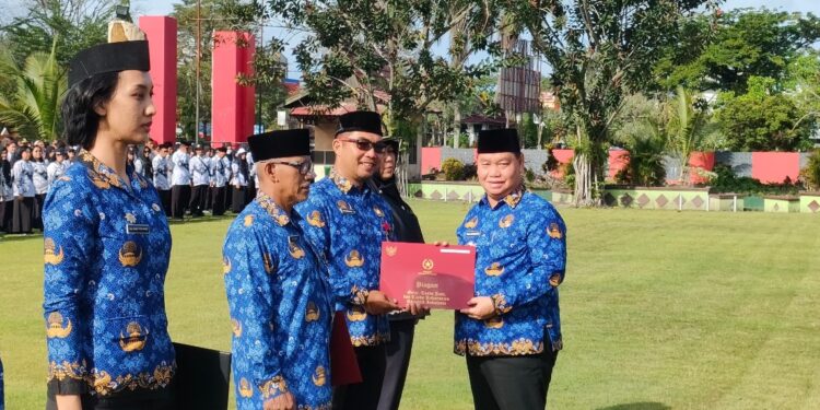 Foto:DIAN/MATA KALTENG - Kepala Dinas Pemberdayaan Masyarakat dan Desa (DPMD) Kotawaringin Timur, Raihansyah saat menerima Satyalancana Karya, 29 November 2024.