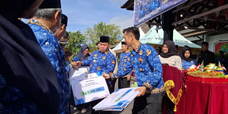Foto: DIAN/MATA KALTENG - Bupati Kotim Halikinnor saat memberikan penghargaan dalam peringatan Hari Guru Nasional, 29 November 2024.