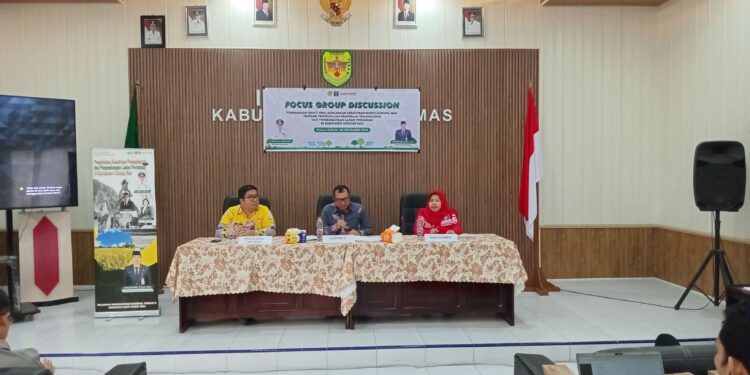 FOTO : DINAS PERTANIAN GUMAS/MATA KALTENG - Plt Asisten II Setda Gumas Champili didampingi Kepala Dinas Pertanian Aryantoni, dan Kabid Hukum Kanwil Kemenkumham Kalteng Khudloifah, memberikan arahan pada kegiatan FGD pembahasan draf awal raperbup pengelolaan kemitraan pemanfataan dan pengembangan lahan pertanian, di aula kantor inspektorat, Kamis, 28 November 2024.