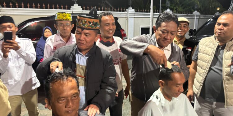Foto: MATAKALTENG - Aksi Gundul Massal Sebagai Bentuk Syukur Kemenangan Agustiar Sabran-Edy Pratowo