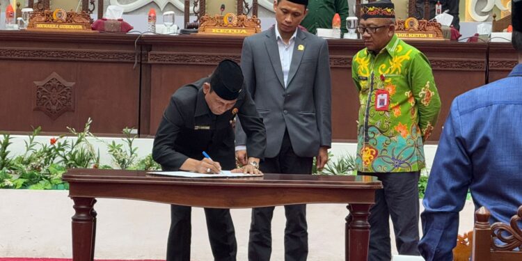 Foto: MATAKALTENG - Ketua DPRD Kalteng Arton S Dohong bersama Plt Sekda Kalteng Katma F Dirun dan Wakil Ketua DPRD Kalteng Muhammad Ansyari usai menandantangani berita acara persetujuan bersama antara Gubernur Kalteng dan DPRD Kalteng nota keuangan Raperda APBD anggaran 2025, Jumat (29/11).