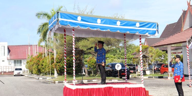 FOTO : DISKOMINFO SANTIK/MATA KALTENG - Pj Bupati Gumas Herson B Aden menjadi inspektur upacara pada upacara peringatan HUT Korpri ke-53 tahun 2024, Jumat, 29 November 2024.