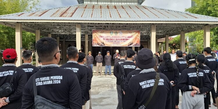 FOTO: DIAN/MATA KALTENG - Pelepasan bakti sosial Pemuda lintas agama di halaman rumah ibadah Kabupaten Kotim, Sabtu 30 November 2024
