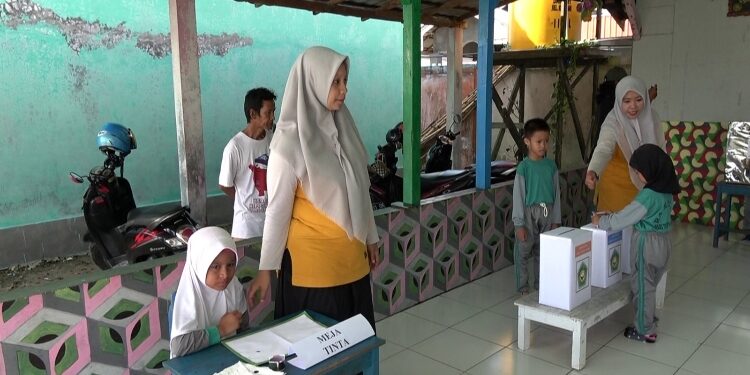 FOTO: DIAN/MATA KALTENG - Simulasi pemilu di Raudhatul Athfal Melati, Sampit.