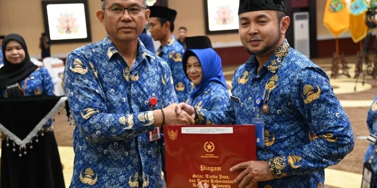 FOTO: IST/MATAKALTENG - Sahli Gubernur Serahkan Satyalancana Karya Satya ke 86 ASN pada Peringatan HUT KORPRI.
