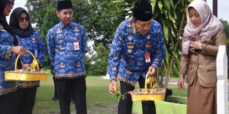 FOTO:
IST/MATAKALTENG - Pj Bupati Budi Santosa bersama Sekda Kobar Rody Iskandar serta SOPD dilingkup pemerintah kabupaten setempat saat berziarah ke TMP Indra Pura, Jumat 29 November 2024.