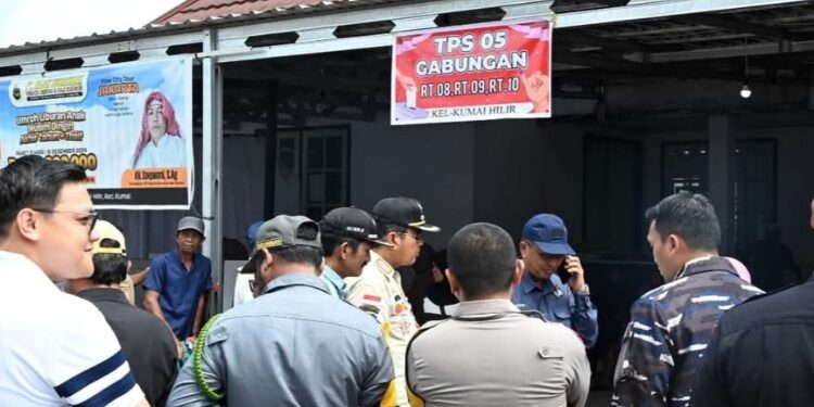 FOTO: IST/MATAKALTENG - Pj Bupati Kobar saat monitoring di salah satu TPS Gabungan di Kecamatan Kumai, Rabu 27 November 2024.