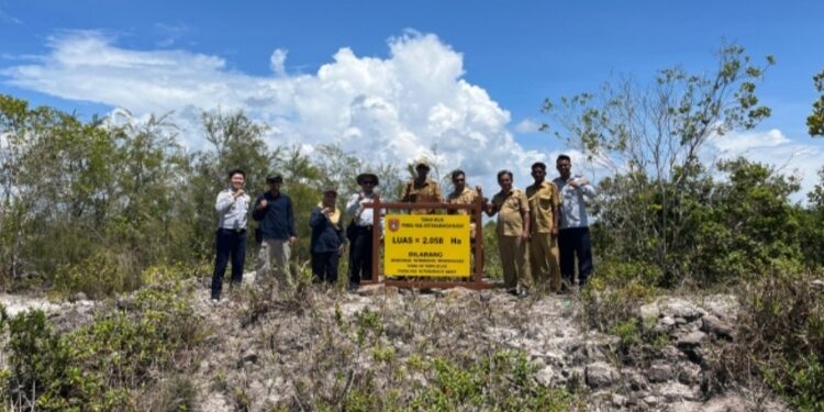 FOTO: IST/MATAKALTENG - Pemasangan plang di rencana lokasi bandara baru di kecamatan Kumai, Selasa 26 November 2024.