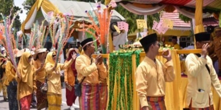 FOTO: IST/MATAKALTENG - Kegiatan pawai nasi adab yang digelar Pemerintah Kabupaten Kotawaringin Barat tahun 2023 silam.