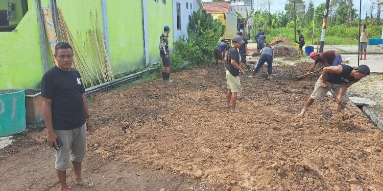 FOTO: IST/MATA KALTENG - Gotong royong penimbunan jalan di Perumahan Griya Sawit Raya, Kecamatan MB Ketapang Sampit, Minggu 1 Desember 2024.