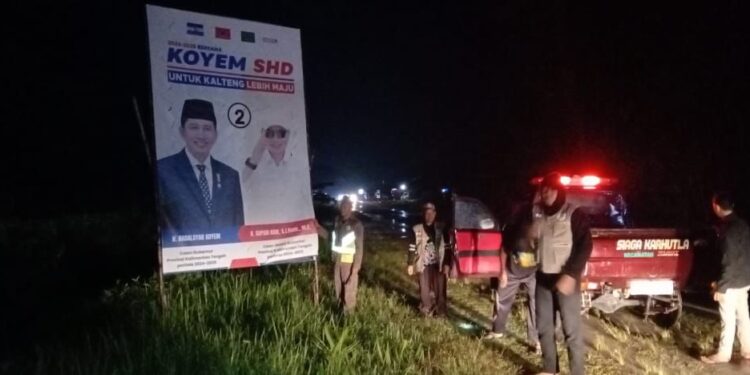 FOTO: MATAKALTENG - Personel gabungan pada saat menertibkan APK.