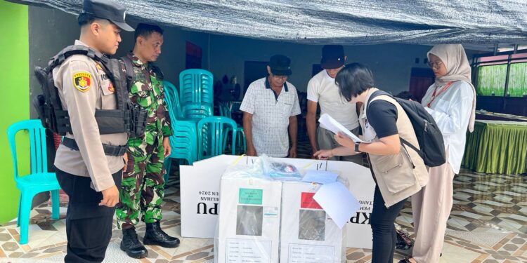 FOTO: MATAKALTENG - Personel Polresta Palangka Raya, pada saat mengawal pendistribusian logistik Pilkada.