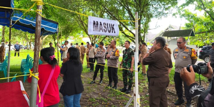 FOTO: MATAKALTENG - Kapolresta Palangka Raya, Kombes Pol Boy Herlambang, pada saat meninjau kesiapan TPS 01.