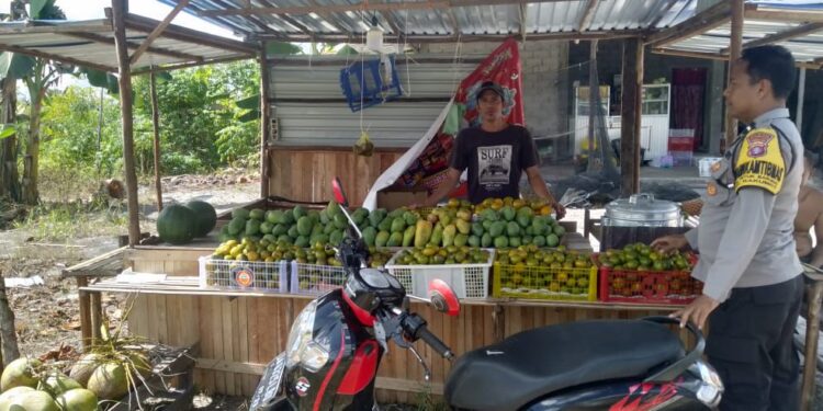 FOTO: MATAKALTENG - Personel Polsek Rakumpit, pada saat mengimbau warga.