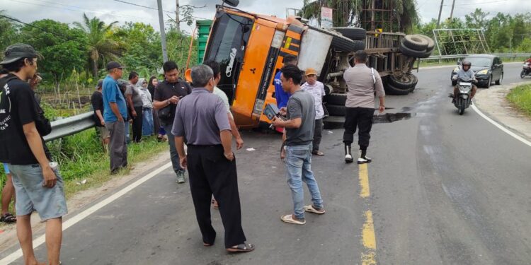 FOTO: MATAKALTENG - Penanganan truk tronton yang tegruling di Kalampangan.