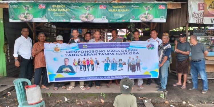 FOTO: MATAKALTENG - Edukasi bahaya narkoba kepada warga di Pasar Kahayan.