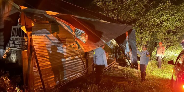 FOTO: MATAKALTENG - Personel Polresta Palangka Raya, pada saat melakukan patroli di rumah kosong.