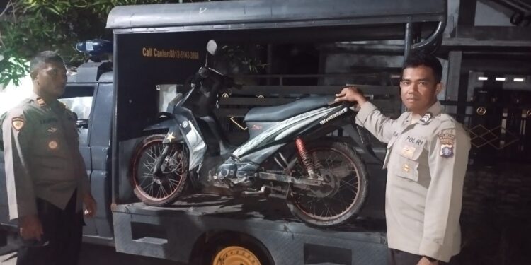 FOTO: MATAKALTENG - Personel Polresta Palangka Raya, pada saat mengamankan barang bukti yang diduga sepeda motor pelaku percobaan pencurian.