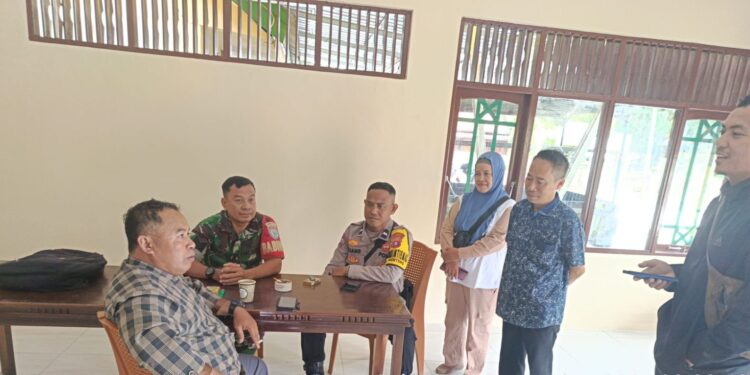 FOTO: MATAKALTENG - Bhabinkamtibmas Menteng, Aipda Sutrisno Pilianh, pada saat meninjau lokasi TPS PSU.